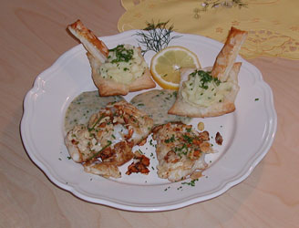 Zanderfilet mit Mandelkruste auf Kräutersauce